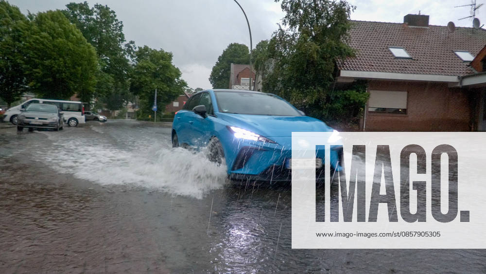 Eine heftige Gewitterfront wütete am Abend in Rheine. Die Kreisstadt versank nach sinnflutartigen Regenfällen, Orkanböen und Hagel im Unwetterchaos. In der Stadt herrscht seit 19 Uhr Ausnahmezustand. Zahlreiche Bäume sind umgestürzt und legen den Verkehr lahm. Ampeln sind auf Grund von Blitzschlägen ausgefallen. Zahlreiche Straßenzüge stehen unter Wasser. Ein Autofahrer versank mit seinem Wagen auf der Bahnhofstraße in den Fluten. Einige Menschen und auch Kinder unterschätzten die Gefahr und wollten die Unterführung durchqueren. Die Polizei schritt ein. Autos mussten abgeschleppt werden, da sie einen Wasserschaden erlitten. Die Feuerwehr kommt aktuell nicht hinterher. Bis in den Samstag hinein müssen die Schäden beseitigt werde
