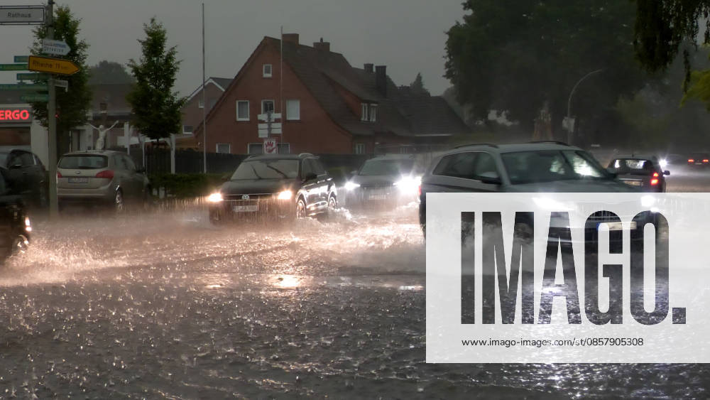Eine heftige Gewitterfront wütete am Abend in Rheine. Die Kreisstadt versank nach sinnflutartigen Regenfällen, Orkanböen und Hagel im Unwetterchaos. In der Stadt herrscht seit 19 Uhr Ausnahmezustand. Zahlreiche Bäume sind umgestürzt und legen den Verkehr lahm. Ampeln sind auf Grund von Blitzschlägen ausgefallen. Zahlreiche Straßenzüge stehen unter Wasser. Ein Autofahrer versank mit seinem Wagen auf der Bahnhofstraße in den Fluten. Einige Menschen und auch Kinder unterschätzten die Gefahr und wollten die Unterführung durchqueren. Die Polizei schritt ein. Autos mussten abgeschleppt werden, da sie einen Wasserschaden erlitten. Die Feuerwehr kommt aktuell nicht hinterher. Bis in den Samstag hinein müssen die Schäden beseitigt werde
