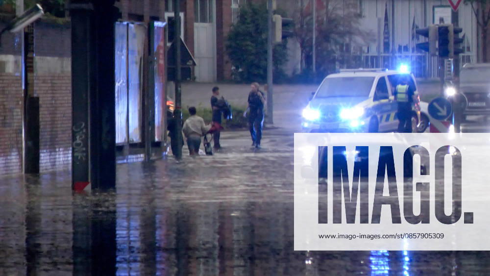 Eine heftige Gewitterfront wütete am Abend in Rheine. Die Kreisstadt versank nach sinnflutartigen Regenfällen, Orkanböen und Hagel im Unwetterchaos. In der Stadt herrscht seit 19 Uhr Ausnahmezustand. Zahlreiche Bäume sind umgestürzt und legen den Verkehr lahm. Ampeln sind auf Grund von Blitzschlägen ausgefallen. Zahlreiche Straßenzüge stehen unter Wasser. Ein Autofahrer versank mit seinem Wagen auf der Bahnhofstraße in den Fluten. Einige Menschen und auch Kinder unterschätzten die Gefahr und wollten die Unterführung durchqueren. Die Polizei schritt ein. Autos mussten abgeschleppt werden, da sie einen Wasserschaden erlitten. Die Feuerwehr kommt aktuell nicht hinterher. Bis in den Samstag hinein müssen die Schäden beseitigt werde