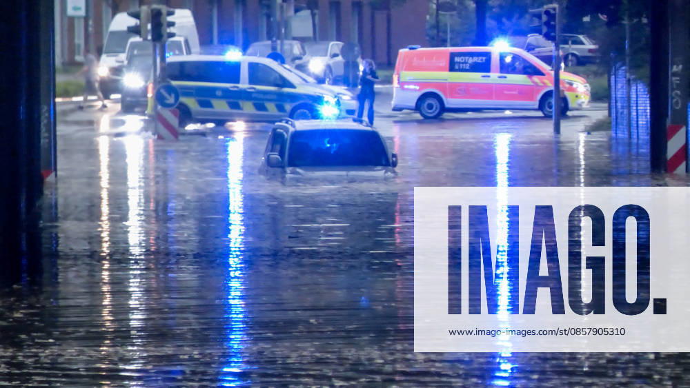 Eine heftige Gewitterfront wütete am Abend in Rheine. Die Kreisstadt versank nach sinnflutartigen Regenfällen, Orkanböen und Hagel im Unwetterchaos. In der Stadt herrscht seit 19 Uhr Ausnahmezustand. Zahlreiche Bäume sind umgestürzt und legen den Verkehr lahm. Ampeln sind auf Grund von Blitzschlägen ausgefallen. Zahlreiche Straßenzüge stehen unter Wasser. Ein Autofahrer versank mit seinem Wagen auf der Bahnhofstraße in den Fluten. Einige Menschen und auch Kinder unterschätzten die Gefahr und wollten die Unterführung durchqueren. Die Polizei schritt ein. Autos mussten abgeschleppt werden, da sie einen Wasserschaden erlitten. Die Feuerwehr kommt aktuell nicht hinterher. Bis in den Samstag hinein müssen die Schäden beseitigt werde