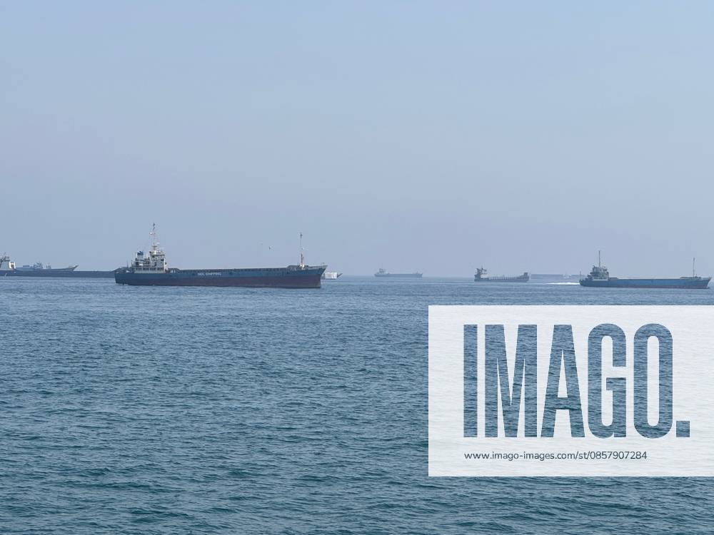 (260529) -- KHASAB, May 29, 2026 -- This photo taken with a mobile phone shows merchant vessels stranded in the waters of the Strait of Hormuz, near Khasab, a small town in northern Oman, May 29, 2026. ) STRAIT OF HORMUZ-VESSEL WenxXinnian