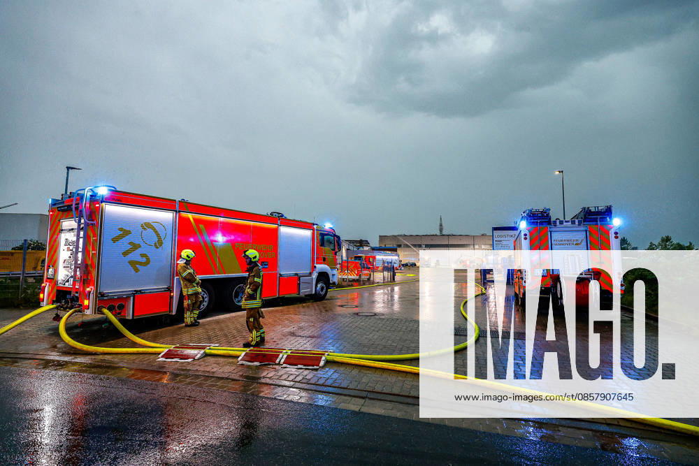 Large fire in a warehouse and logistics hall View of the warehouse GTLF left, TLF right Hanover Anderten Lohweg 7, Niedersachsen industrial estate, Hanover region Germany
