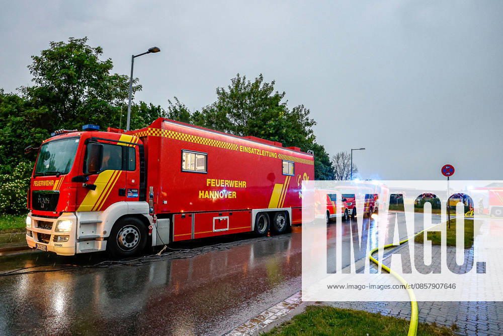 Major fire in a warehouse and logistics hall Command vehicle ELW 3 of the Hanover Fire Department Hanover Anderten Lohweg 7, Lower Saxony industrial estate, Hanover region Germany