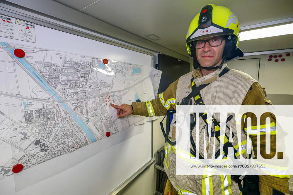 Major fire in a warehouse and logistics hall Command vehicle ELW 3 of the Hanover Fire Department, staff room, Kristof Schwake, Press spokesman, Hanover Fire Department Hanover Anderten Lohweg 7, Lower Saxony industrial estate, Hanover region Germany