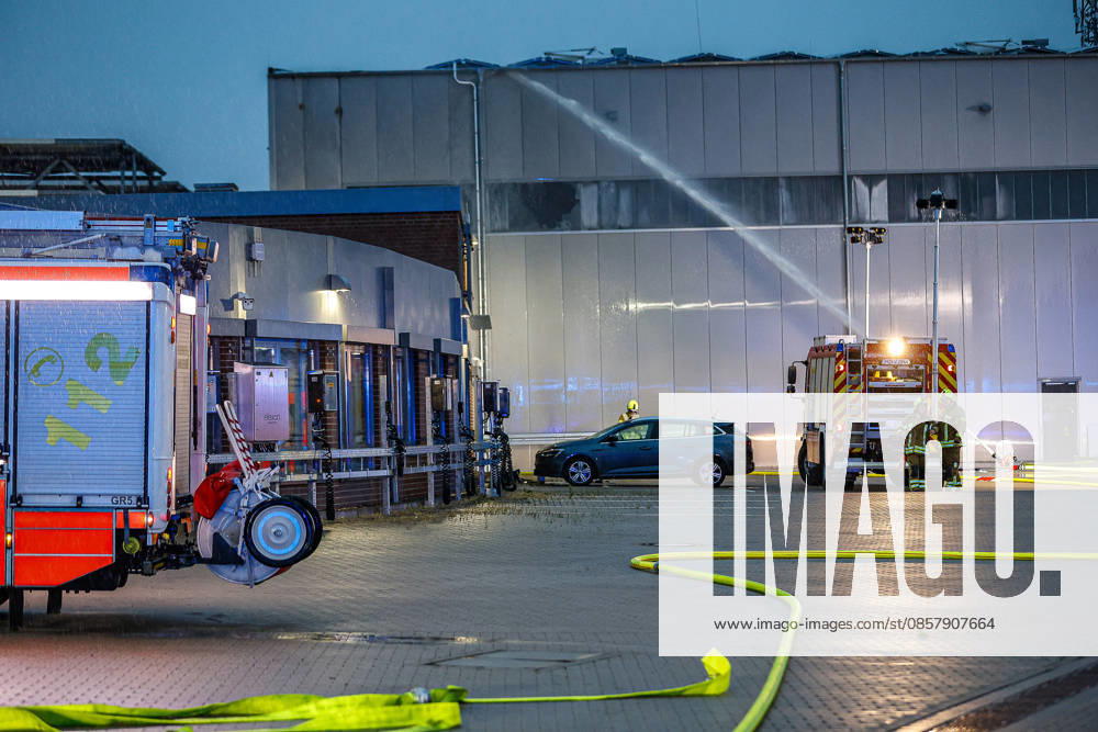 Large fire in a warehouse and logistics hall Use of a water cannon on the ground to discharge extinguishing water onto the roof Hanover Anderten Lohweg 7, Lower Saxony industrial estate, Hanover region Germany
