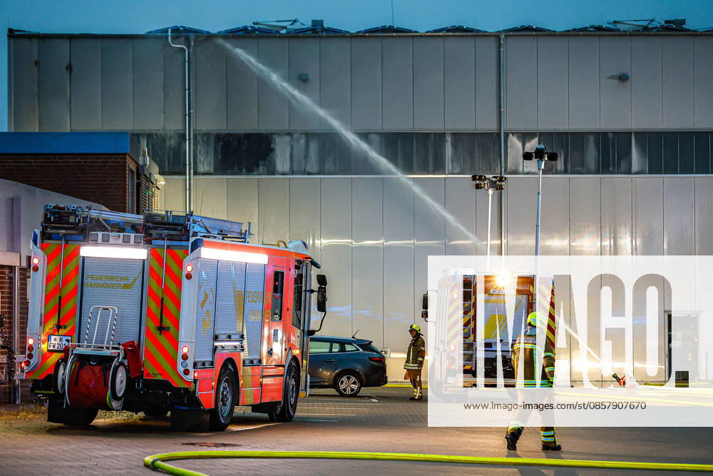 Large fire in a warehouse and logistics hall Use of a water cannon on the ground to discharge extinguishing water onto the roof Hanover Anderten Lohweg 7, Lower Saxony industrial estate, Hanover region Germany