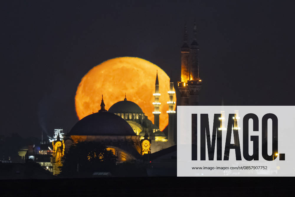 Full moon in Istanbul ISTANBUL, TURKIYE - MAY 30: Full moon rises over the historical peninsula, aligning with the Grand Mecidiye Mosque (Ortakoy Mosque) in the foreground and the Suleymaniye Mosque in the background in Istanbul, Turkiye, on May 30, 2026. Isa Terli Anadolu Istanbul Turkey. Editorial use only. Please get in touch for any other usage.