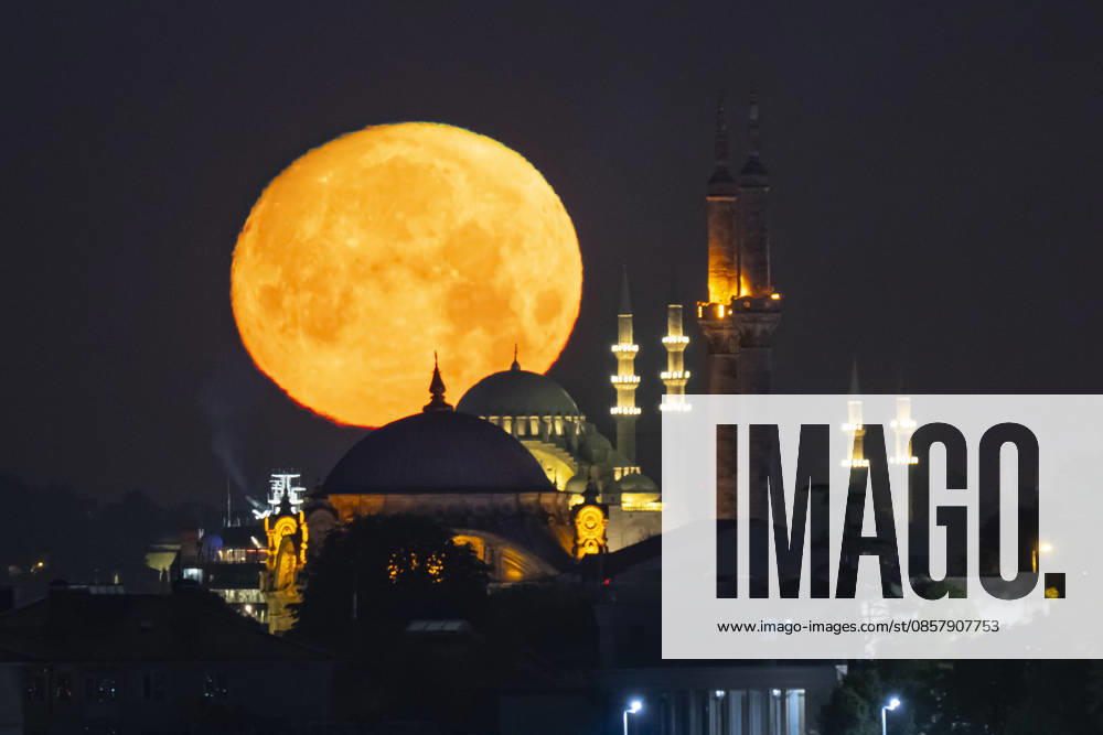 Full moon in Istanbul ISTANBUL, TURKIYE - MAY 30: Full moon rises over the historical peninsula, aligning with the Grand Mecidiye Mosque (Ortakoy Mosque) in the foreground and the Suleymaniye Mosque in the background in Istanbul, Turkiye, on May 30, 2026. Isa Terli Anadolu Istanbul Turkey. Editorial use only. Please get in touch for any other usage.