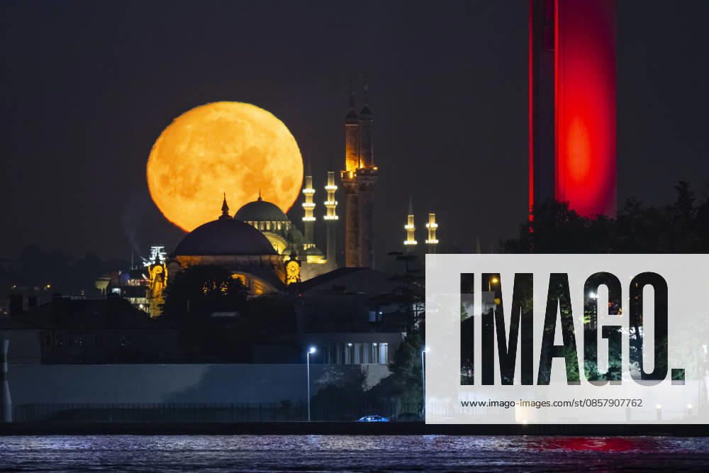 Full moon in Istanbul ISTANBUL, TURKIYE - MAY 30: Full moon rises over the historical peninsula, aligning with the Grand Mecidiye Mosque (Ortakoy Mosque) in the foreground and the Suleymaniye Mosque in the background in Istanbul, Turkiye, on May 30, 2026. Isa Terli Anadolu Istanbul Turkey. Editorial use only. Please get in touch for any other usage.