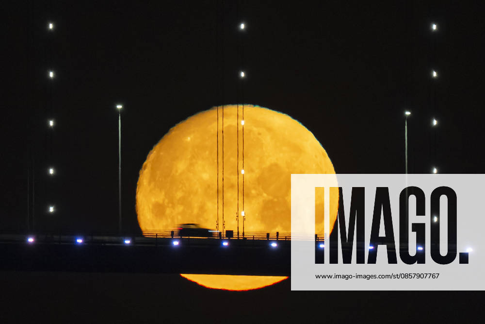 Full moon in Istanbul ISTANBUL, TURKIYE - MAY 30: Full moon rises over the 15 July Martyrs Bridge as vehicles pass across the Bosphorus in Istanbul, Turkiye, on May 30, 2026. The alignment of the celestial event with the city s iconic suspension bridge and the evening traffic created a picturesque cityscape. Isa Terli Anadolu Istanbul Turkey. Editorial use only. Please get in touch for any other usage.