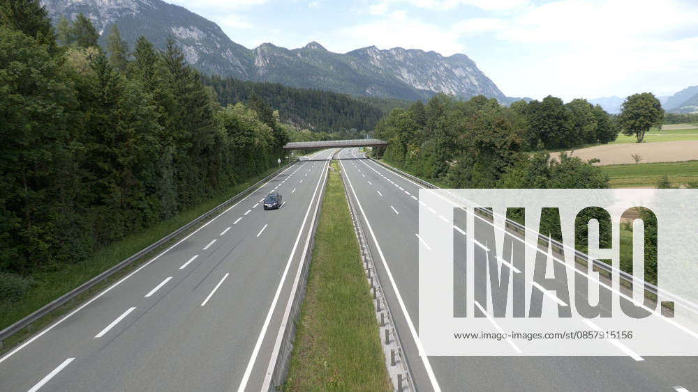 Das große Verkehrschaos in Tirol ist ausgeblieben. Auf Grund der Brennersperre wegen einer Demonstration haben sich viele Urlauber auf die Behinderungen eingestellt. Zahlreiche Urlaubsreisende nahmen die Umwege über die Tauernautobahn in Kauf. Entsprechend dicht war der Reiseverkehr auf der A 8 zwischen München und Salzburg. In Höhe Holzkirchen gab es in Richtung München Stau und stockenden Verkehr. Die Polizei in Tirol regelte den Verkehr. Wie eine Geisterautobahn glich hingegen die A 12 ab Kufstein. Kaum Reisende waren auf der Transitstrecke zu verzeichnen. Grund hierfür waren die bereits über 100 Km entfernten Warntafel. Die kennzeichneten die Brennersperre, Autofahrer konnten frühzeitig auf Alternativrouten ausweichen. A 8 Holzkirchen