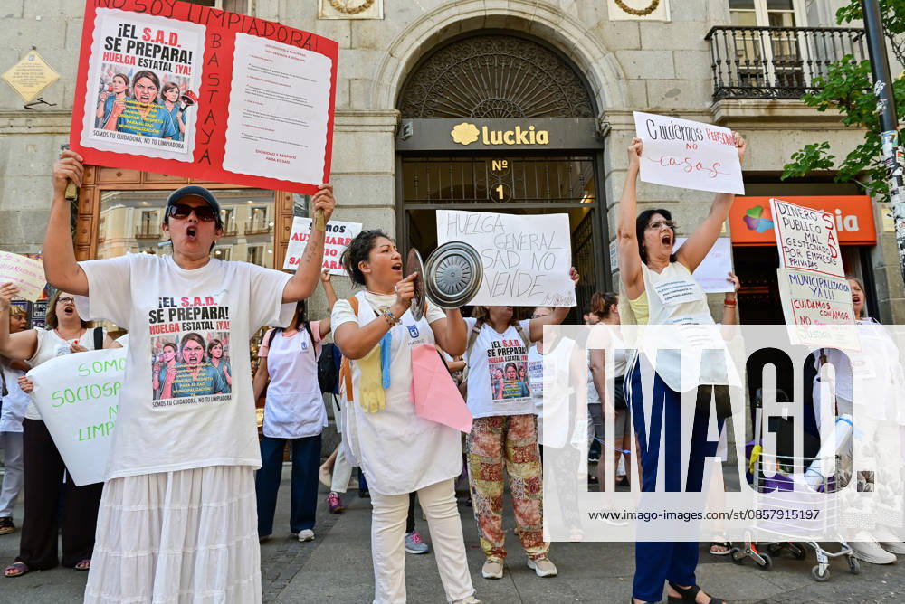 Home Care Service (SAD) workers take part in a protest at Puerta del Sol in Madrid, Spain. Participants gathered to demonstrate and express their demands regarding the Home Care Service sector. Madrid SPAIN - ZUMAz108 20260530_znp_z108_022