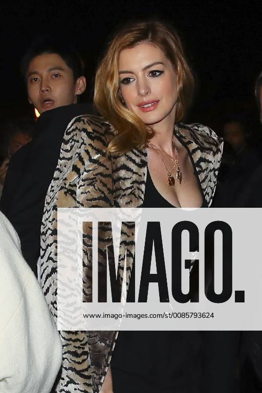 Anne Hathaway CELEBRITES : Defile Givenchy - Fashion Week Paris - 30 09 2018 GwendolineLeGoff Panoramic