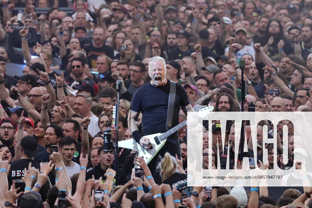 Metallica in concert live at the Olympiastadion, Berlin, singer and guitarist James Hetfield, Berlin