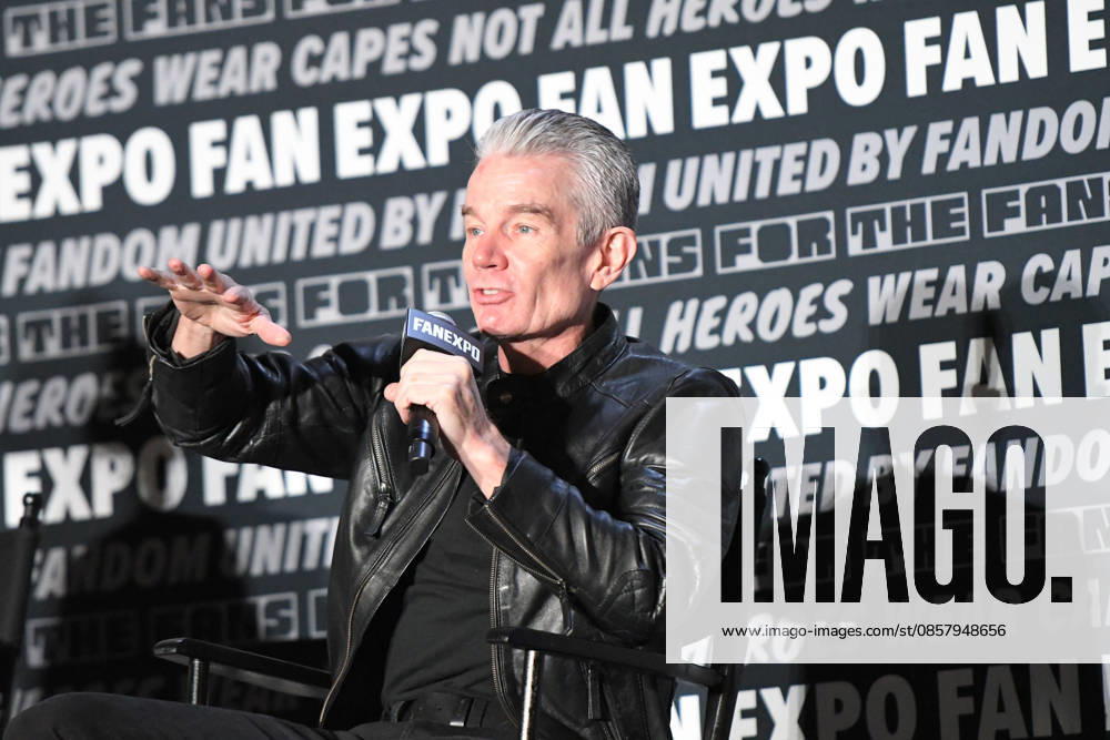 Actor JAMES MARSTERS, known for his role as vampire Spike in the television series Buffy the Vampire Slayer participates in a fan Q&A the Philadelphia FanExpo held at the Philadelphia Convention Center in downtown Philadelphia PA Philadelphia United States - ZUMArf1_ 20260530_zaf_rf1_021