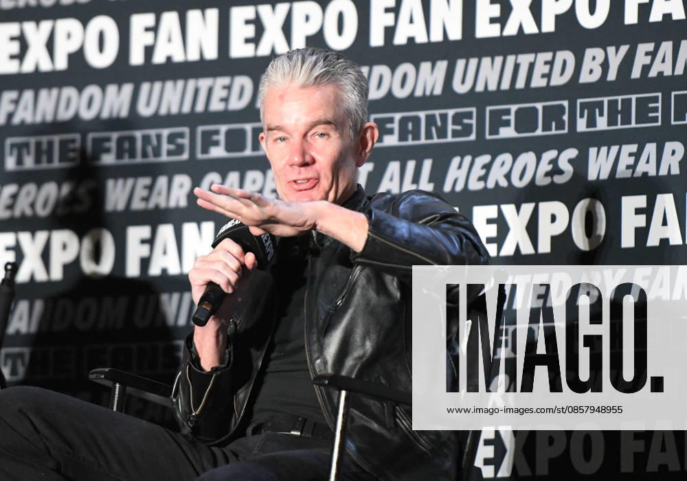 Actor JAMES MARSTERS, known for his role as vampire Spike in the television series Buffy the Vampire Slayer participates in a fan Q&A the Philadelphia FanExpo held at the Philadelphia Convention Center in downtown Philadelphia PA Philadelphia United States - ZUMArf1_ 20260530_zaf_rf1_032