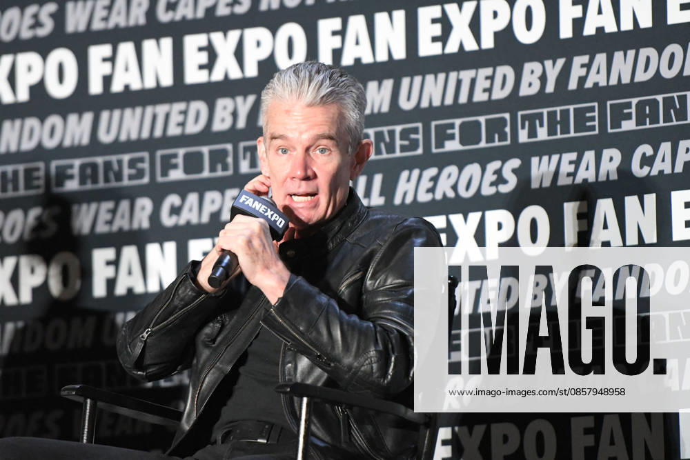 Actor JAMES MARSTERS, known for his role as vampire Spike in the television series Buffy the Vampire Slayer participates in a fan Q&A the Philadelphia FanExpo held at the Philadelphia Convention Center in downtown Philadelphia PA Philadelphia United States - ZUMArf1_ 20260530_zaf_rf1_030