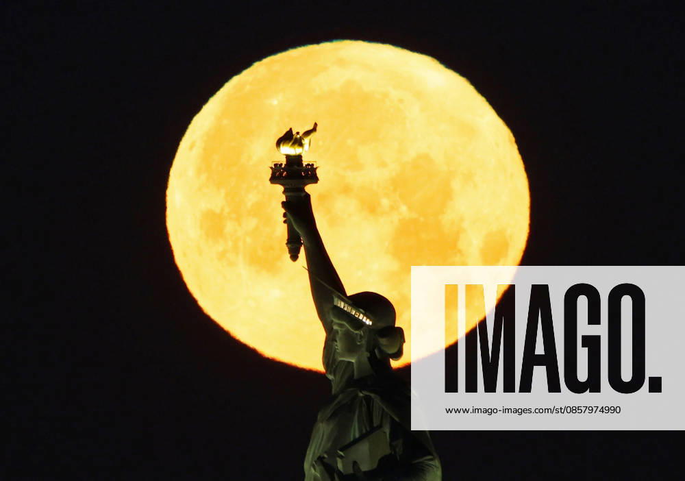 A rare Blue Moon, the second full moon to appear in the sky in a single month, sets behind the Statue of Liberty on Sunday, May 31, 2026 in New York City. NYP20260531102 JOHNxANGELILLO