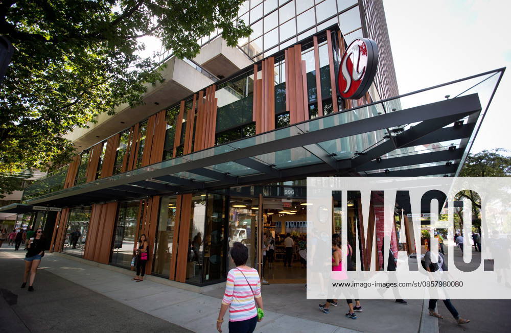 Des clients po noÂ¨trent dans la boutique de Lululemon Athletica sur Robson Street lors de son inauguration, dans le centre-ville de Vancouver, en Colombie-Britannique, le jeudi 21 aooÂ»t 2014. LA PRESSE CANADIENNE Vancouver CANADA - ZUMAc35_ 20140821_zaf_c35_022