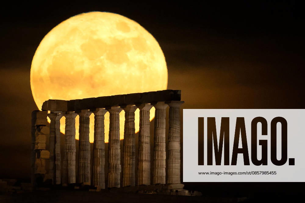 Blue Moon in Athens ATHENS, GREECE - MAY 31: The full moon, known as the Blue Moon, rises over the Temple of Poseidon on Cape Sounion near Athens, Greece, on May 31, 2026. Costas Baltas Anadolu Athens Greece. Editorial use only. Please get in touch for any other usage.