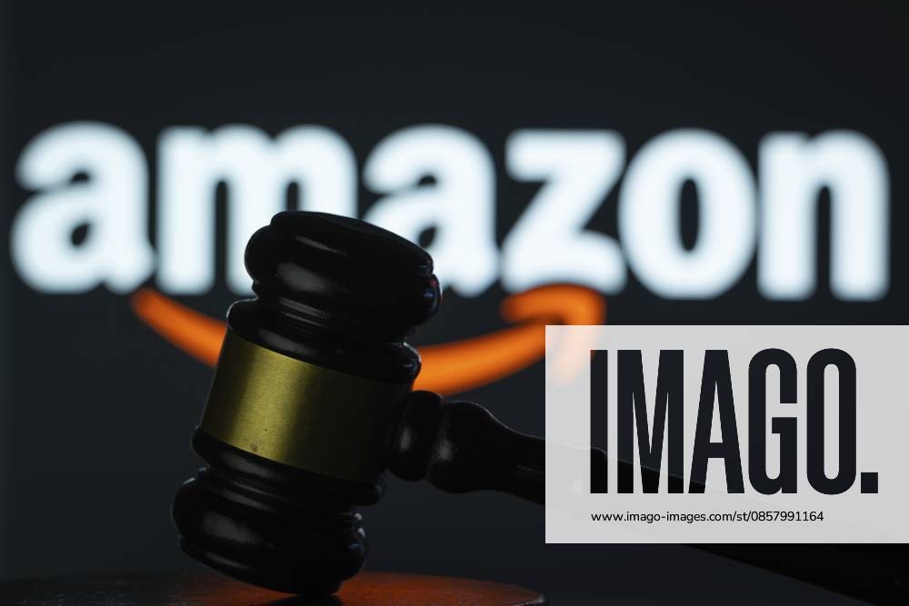 Dhaka, Bangladesch — 12. Mai 2026: Vor dem Amazon Logo auf einem Bildschirm ist ein hölzerner Richterhammer zu sehen Dhaka, Bangladesh - 12 May 2026: A wooden judge s gavel is seen in front of the Amazon logo displayed on a screen