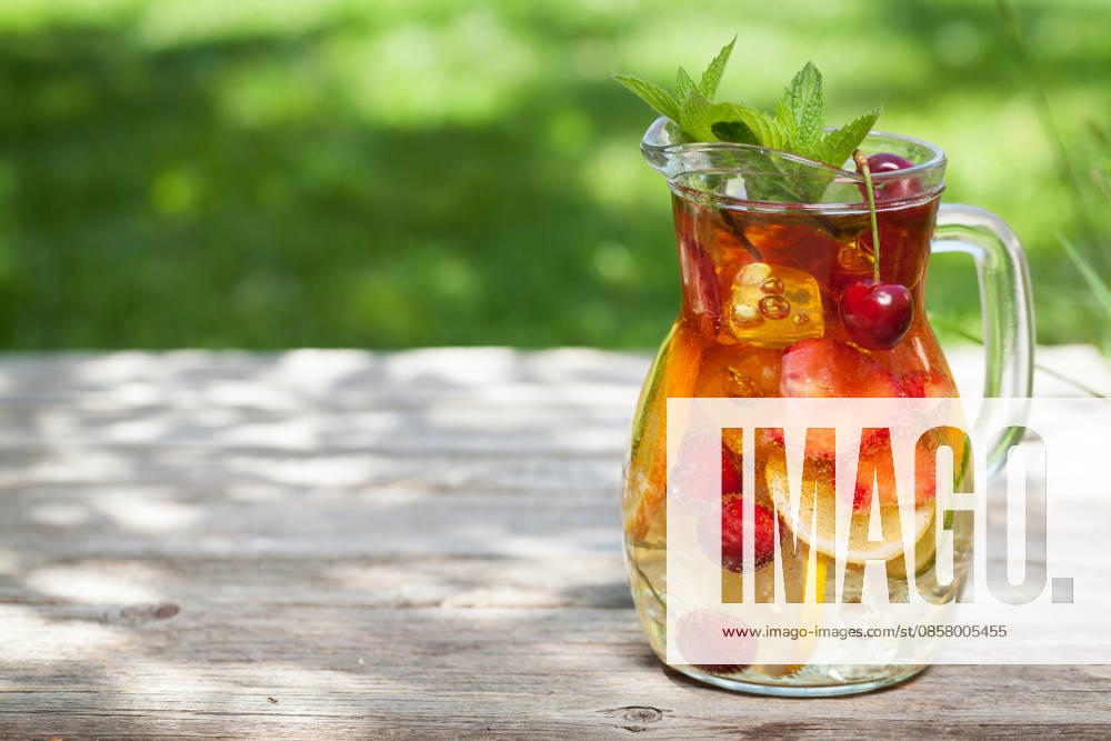 Selbstgemachte Limonade oder Sangria Homemade lemonade or sangria with summer fruits and berries. Outdoor. With space for your text (License=RF)