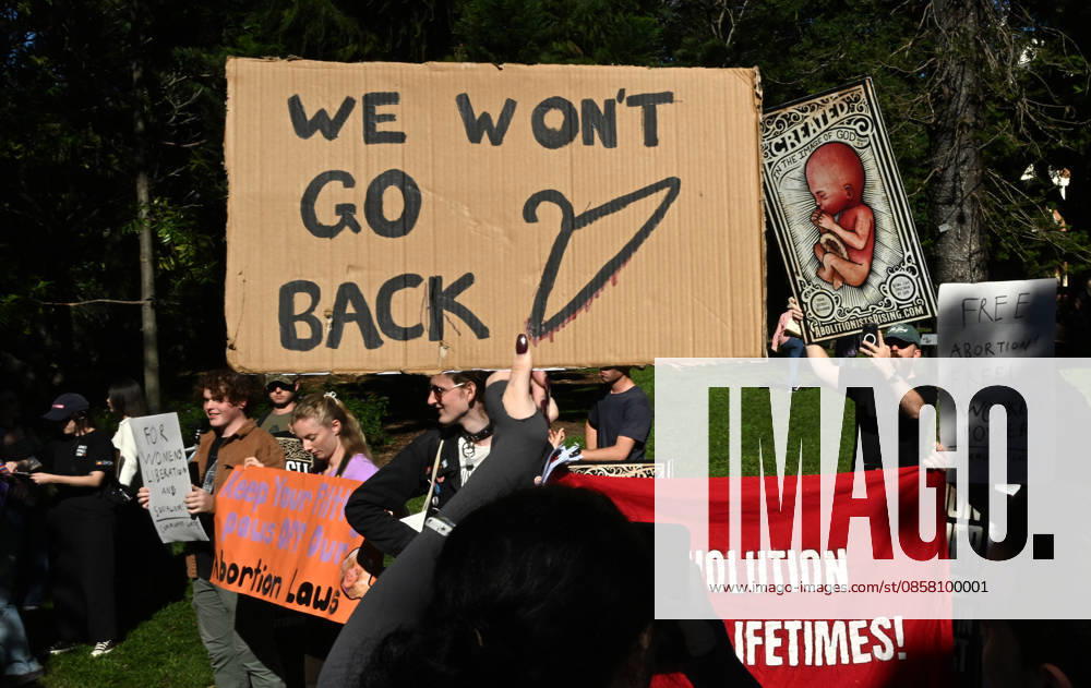 QLD NURSES RALLY, Pro-choice supporters are seen as a group of pro-life protesters hold a counter protest during a protest by nurses, midwives and pro-choice supporters against the Katter Australian Party action to block expanded access to early pregnancy medical termination at the City Botanic Gardens in Brisbane, Tuesday, June 2, 2026. ( NO ARCHIVING Brisbane Queensland Australia