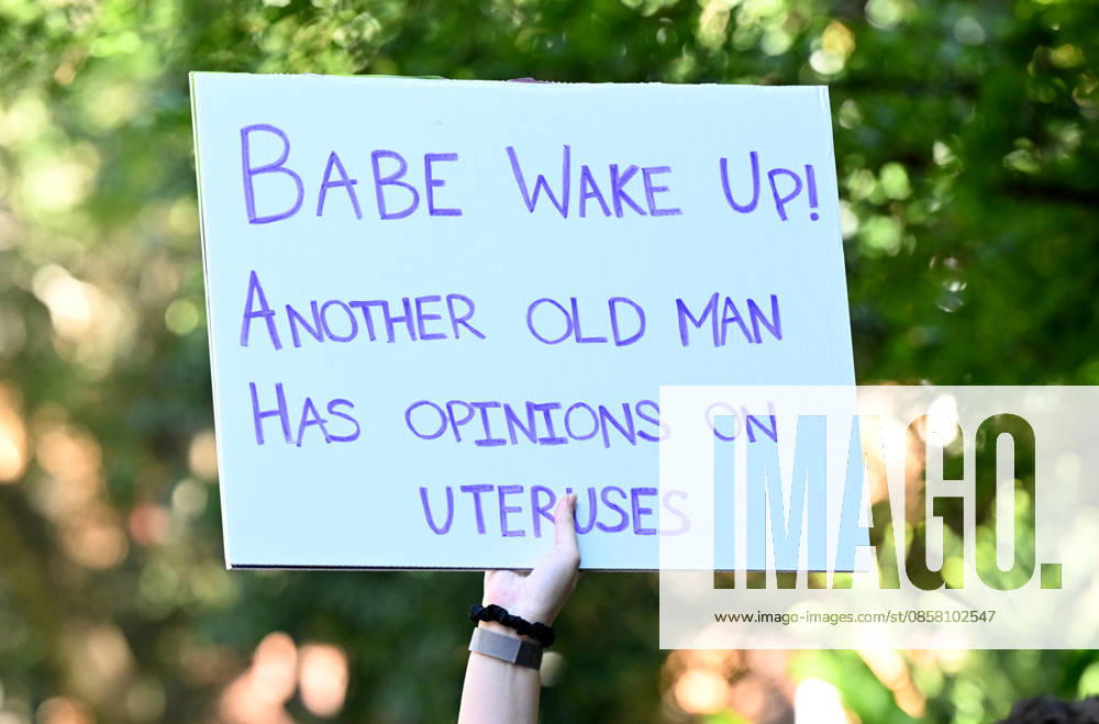 QLD NURSES RALLY, Nurses, midwives and pro-choice supporters are seen during a protest against the Katter Australian Party action to block expanded access to early pregnancy medical termination at the City Botanic Gardens in Brisbane, Tuesday, June 2, 2026. ( NO ARCHIVING Brisbane Queensland Australia