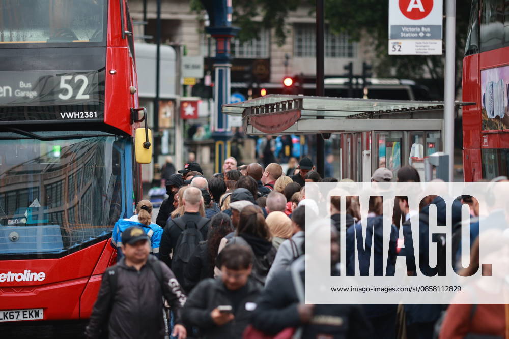 London, UK. Commuters queue to get on a bus at Victoria Station in central London during a 24-hour Tube strike linked to a dispute over a proposed voluntary four-day working week. London UK - ZUMAl94_ 20260602_zaf_l94_024