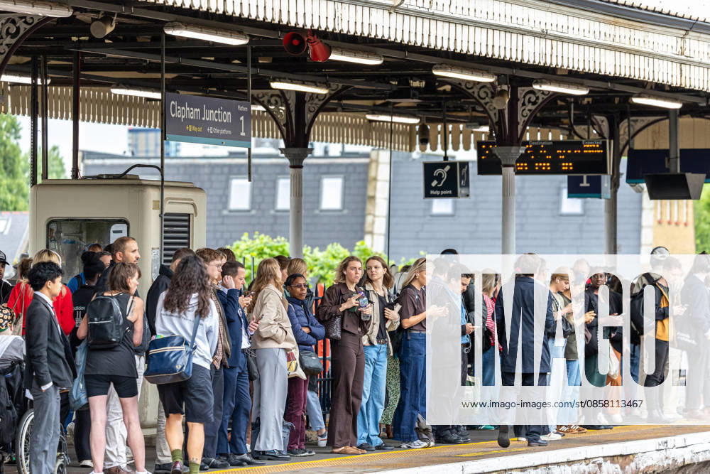 London, UK. Long queues on the Overground platforms at Clapham Junction south-west London as commuters try to circumvent the 24 hour tube strike this morning. Members of the RMT Union have walked out over a dispute with TFL to introduce a 4 day week. Another 24 hour strike is set for Thursday with the Circle Line, Piccadilly Line Metropolitan Line and Central Line shut down causing major delays on the rest of the Tube network. London UK - ZUMAl94_ 20260602_zaf_l94_031