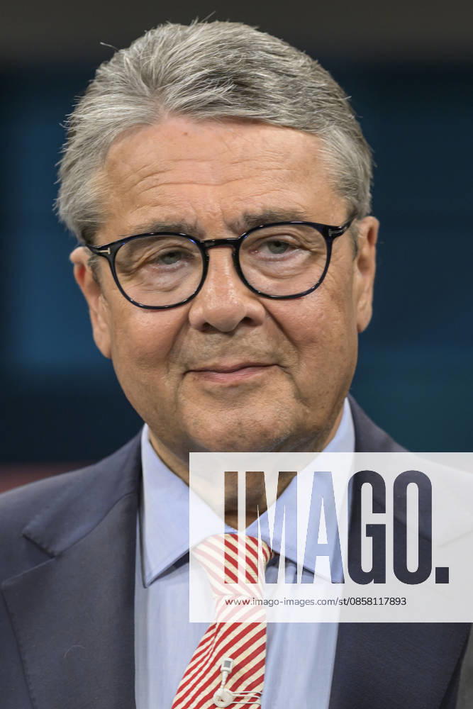 In the picture from l Sigmar Gabriel SPD former party chairman and vice chancellor, GER, Berlin, hart aber fair Polittalk, TV, format, with presenter Louis Klamroth, Das Erste, 01 06 2026,