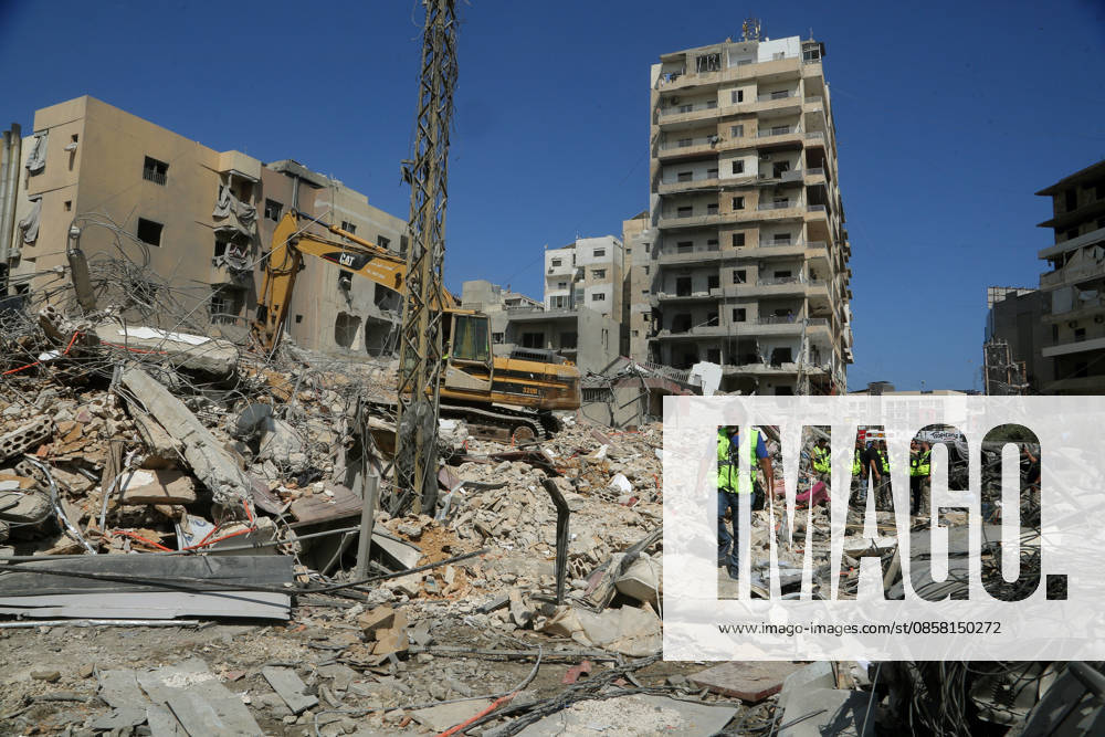 02 June 2026, Lebanon, Tyre: Members of Islamic Association demolished buildings that were targeted by Israeli air strikes in the vicinity of Jabal Amel Hospital in the southern Lebanese port city of Tyre. Clashes have continued in southern Lebanon despite Israel and Hezbollah accepting a US plan for a partial ceasefire. President Donald Trump said on Monday that he had spoken to both sides and they agreed that all shooting will stop , after Iran warned Israeli military actions in Lebanon were a threat to the US-Iran ceasefire. Photo: dpa Beirut Lebanon - ZUMAn313 20260602_zip_n313_007