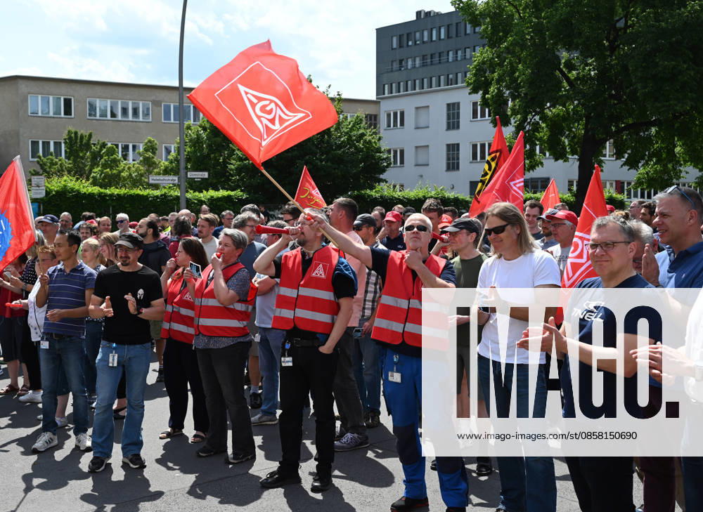Protest rally by employees of IAV in Berlin BERLIN, GERMANY - JUNE 02: Employees of automotive development services provider IAV take part in a protest rally against job cuts and the closure of parts of the company’s facilities in Berlin, on June 02,2026. Employees at IAV are protesting planned job cuts in Germany expected by mid-2027, including the effective closure of the company’s Berlin site, which would impact around 1,250 employees, according to local media. Vladimir Sindeyev Anadolu Berlin Germany. Editorial use only. Please get in touch for any other usage.