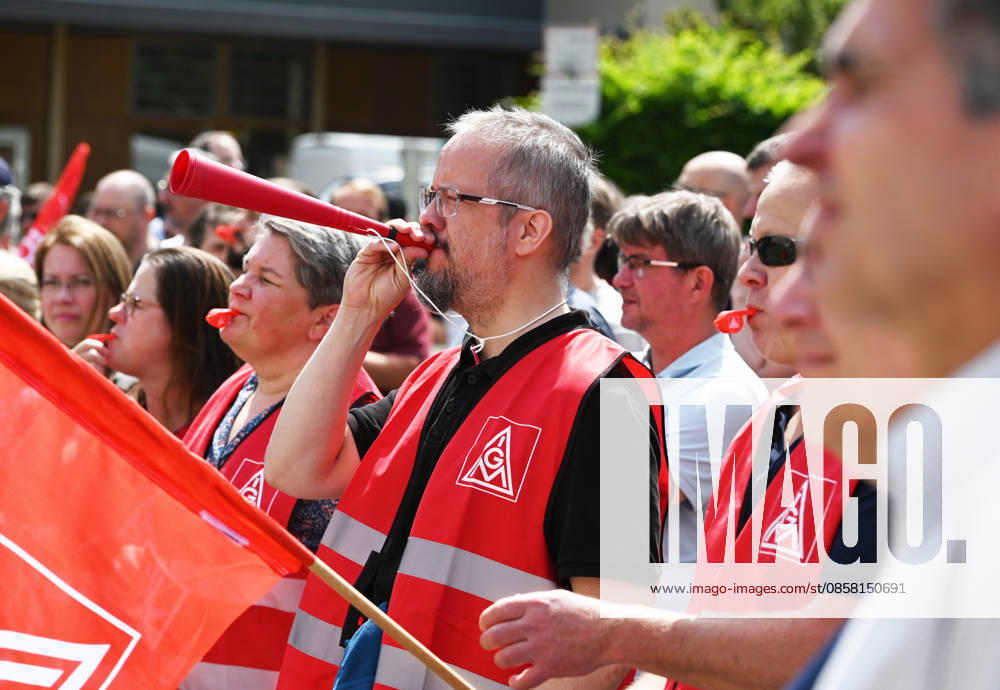 Protest rally by employees of IAV in Berlin BERLIN, GERMANY - JUNE 02: Employees of automotive development services provider IAV take part in a protest rally against job cuts and the closure of parts of the company’s facilities in Berlin, on June 02,2026. Employees at IAV are protesting planned job cuts in Germany expected by mid-2027, including the effective closure of the company’s Berlin site, which would impact around 1,250 employees, according to local media. Vladimir Sindeyev Anadolu Berlin Germany. Editorial use only. Please get in touch for any other usage.