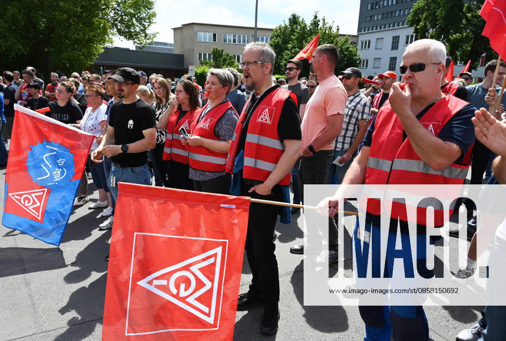 Protest rally by employees of IAV in Berlin BERLIN, GERMANY - JUNE 02: Employees of automotive development services provider IAV take part in a protest rally against job cuts and the closure of parts of the company’s facilities in Berlin, on June 02,2026. Employees at IAV are protesting planned job cuts in Germany expected by mid-2027, including the effective closure of the company’s Berlin site, which would impact around 1,250 employees, according to local media. Vladimir Sindeyev Anadolu Berlin Germany. Editorial use only. Please get in touch for any other usage.