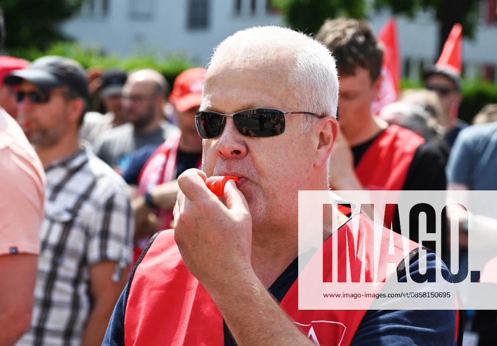 Protest rally by employees of IAV in Berlin BERLIN, GERMANY - JUNE 02: Employees of automotive development services provider IAV take part in a protest rally against job cuts and the closure of parts of the company’s facilities in Berlin, on June 02,2026. Employees at IAV are protesting planned job cuts in Germany expected by mid-2027, including the effective closure of the company’s Berlin site, which would impact around 1,250 employees, according to local media. Vladimir Sindeyev Anadolu Berlin Germany. Editorial use only. Please get in touch for any other usage.