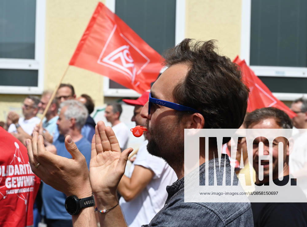 Protest rally by employees of IAV in Berlin BERLIN, GERMANY - JUNE 02: Employees of automotive development services provider IAV take part in a protest rally against job cuts and the closure of parts of the company’s facilities in Berlin, on June 02,2026. Employees at IAV are protesting planned job cuts in Germany expected by mid-2027, including the effective closure of the company’s Berlin site, which would impact around 1,250 employees, according to local media. Vladimir Sindeyev Anadolu Berlin Germany. Editorial use only. Please get in touch for any other usage.