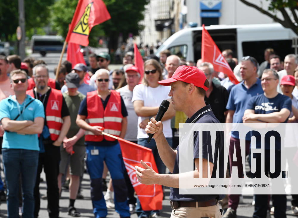 Protest rally by employees of IAV in Berlin BERLIN, GERMANY - JUNE 02: Employees of automotive development services provider IAV take part in a protest rally against job cuts and the closure of parts of the company’s facilities in Berlin, on June 02,2026. Employees at IAV are protesting planned job cuts in Germany expected by mid-2027, including the effective closure of the company’s Berlin site, which would impact around 1,250 employees, according to local media. Vladimir Sindeyev Anadolu Berlin Germany. Editorial use only. Please get in touch for any other usage.