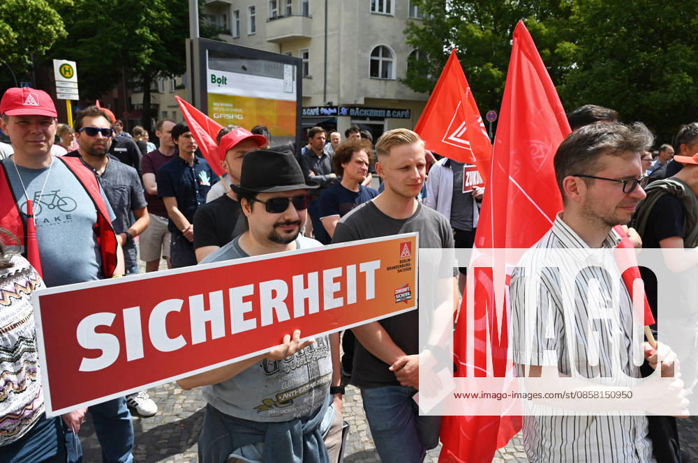 Protest rally by employees of IAV in Berlin BERLIN, GERMANY - JUNE 02: Employees of automotive development services provider IAV take part in a protest rally against job cuts and the closure of parts of the company’s facilities in Berlin, on June 02,2026. Employees at IAV are protesting planned job cuts in Germany expected by mid-2027, including the effective closure of the company’s Berlin site, which would impact around 1,250 employees, according to local media. Vladimir Sindeyev Anadolu Berlin Germany. Editorial use only. Please get in touch for any other usage.