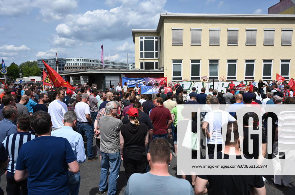 Protest rally by employees of IAV in Berlin BERLIN, GERMANY - JUNE 02: Employees of automotive development services provider IAV take part in a protest rally against job cuts and the closure of parts of the company’s facilities in Berlin, on June 02,2026. Employees at IAV are protesting planned job cuts in Germany expected by mid-2027, including the effective closure of the company’s Berlin site, which would impact around 1,250 employees, according to local media. Vladimir Sindeyev Anadolu Berlin Germany. Editorial use only. Please get in touch for any other usage.
