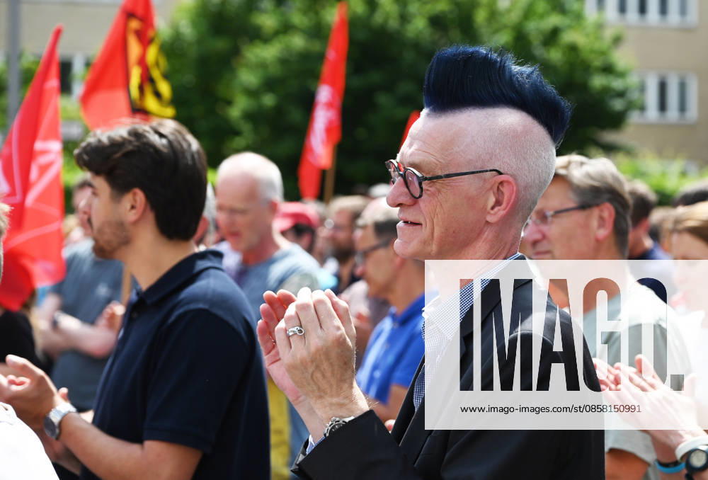 Protest rally by employees of IAV in Berlin BERLIN, GERMANY - JUNE 02: Employees of automotive development services provider IAV take part in a protest rally against job cuts and the closure of parts of the company’s facilities in Berlin, on June 02,2026. Employees at IAV are protesting planned job cuts in Germany expected by mid-2027, including the effective closure of the company’s Berlin site, which would impact around 1,250 employees, according to local media. Vladimir Sindeyev Anadolu Berlin Germany. Editorial use only. Please get in touch for any other usage.