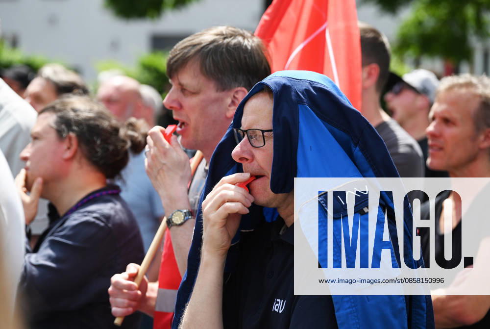 Protest rally by employees of IAV in Berlin BERLIN, GERMANY - JUNE 02: Employees of automotive development services provider IAV take part in a protest rally against job cuts and the closure of parts of the company’s facilities in Berlin, on June 02,2026. Employees at IAV are protesting planned job cuts in Germany expected by mid-2027, including the effective closure of the company’s Berlin site, which would impact around 1,250 employees, according to local media. Vladimir Sindeyev Anadolu Berlin Germany. Editorial use only. Please get in touch for any other usage.