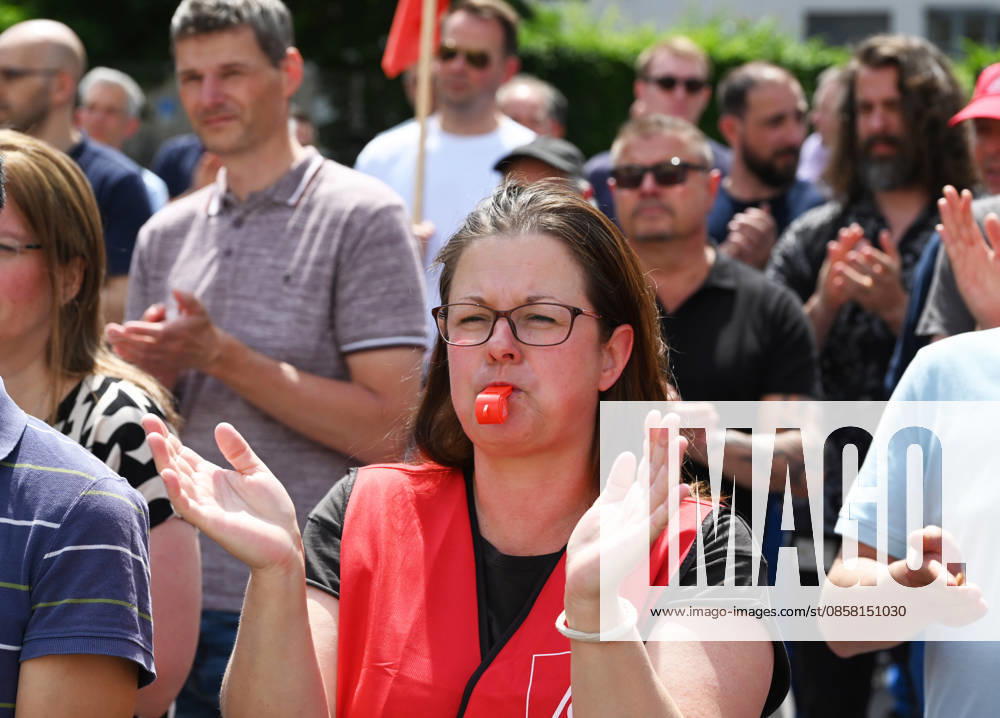 Protest rally by employees of IAV in Berlin BERLIN, GERMANY - JUNE 02: Employees of automotive development services provider IAV take part in a protest rally against job cuts and the closure of parts of the company’s facilities in Berlin, on June 02,2026. Employees at IAV are protesting planned job cuts in Germany expected by mid-2027, including the effective closure of the company’s Berlin site, which would impact around 1,250 employees, according to local media. Vladimir Sindeyev Anadolu Berlin Germany. Editorial use only. Please get in touch for any other usage.