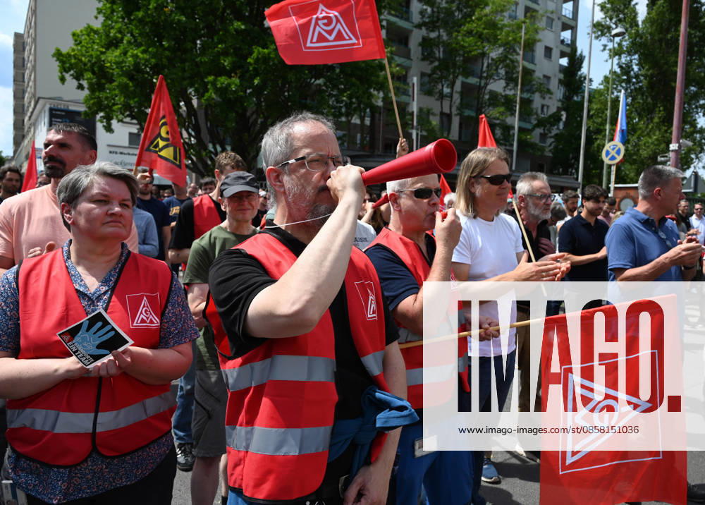 Protest rally by employees of IAV in Berlin BERLIN, GERMANY - JUNE 02: Employees of automotive development services provider IAV take part in a protest rally against job cuts and the closure of parts of the company’s facilities in Berlin, on June 02,2026. Employees at IAV are protesting planned job cuts in Germany expected by mid-2027, including the effective closure of the company’s Berlin site, which would impact around 1,250 employees, according to local media. Vladimir Sindeyev Anadolu Berlin Germany. Editorial use only. Please get in touch for any other usage.