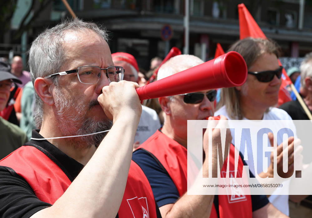 Protest rally by employees of IAV in Berlin BERLIN, GERMANY - JUNE 02: Employees of automotive development services provider IAV take part in a protest rally against job cuts and the closure of parts of the company’s facilities in Berlin, on June 02,2026. Employees at IAV are protesting planned job cuts in Germany expected by mid-2027, including the effective closure of the company’s Berlin site, which would impact around 1,250 employees, according to local media. Vladimir Sindeyev Anadolu Berlin Germany. Editorial use only. Please get in touch for any other usage.