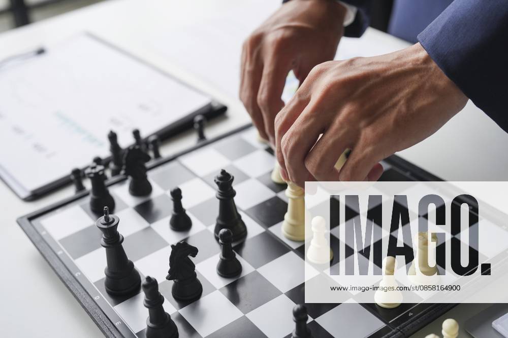 Personalkonzept Karrieremanagement mit verschränkten Händen Planungsstrategie mit Schachfiguren. Personalabteilung Suche nach Mitarbeitern HR concept Career management with folded hands Planning strategy with chess pieces. HR department Search for employees