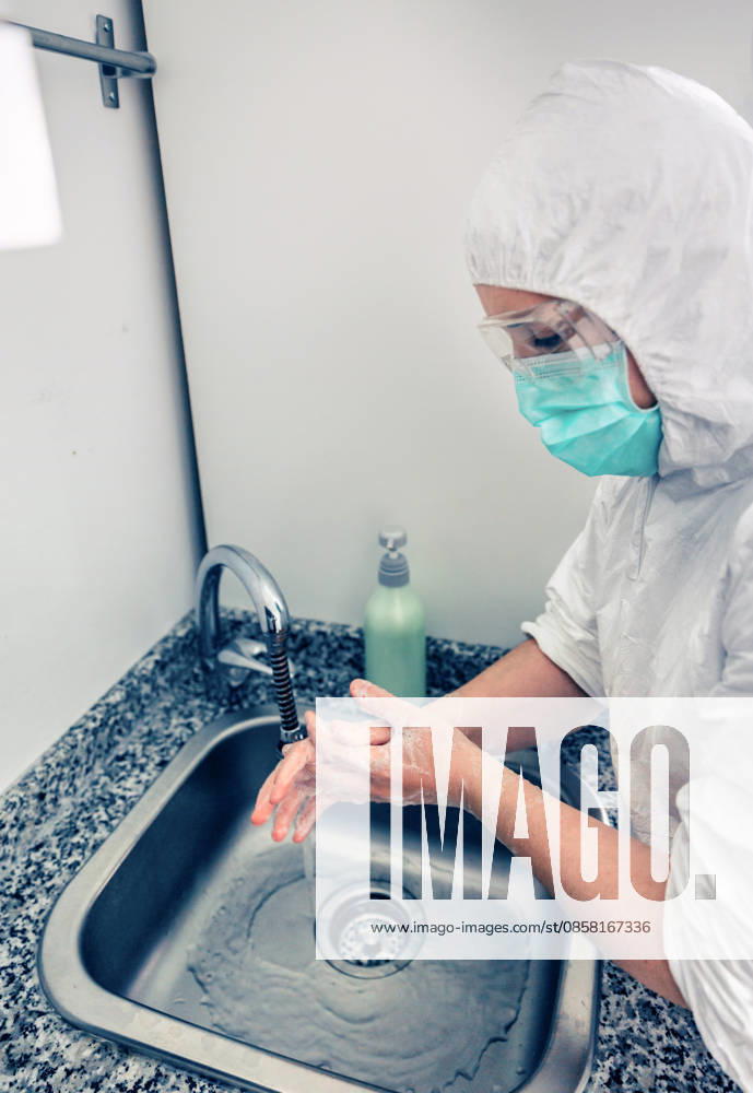 Hygiene,desinfektion,hände waschen,reinheit,sauberkeit,händewaschen ** hygiene,disinfection,washing hands,hygienes,disinfections,wash,washing 539-tjp ,model released, Symbolfoto