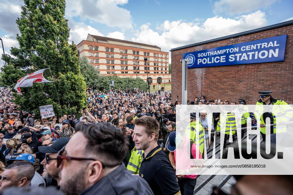 Southampton locals gather outside Southampton Central Police Station during the rally. Southampton locals organized a flash protest following the release of Police body-cam footage of the arrest and subsequent death of Henry Nowak. The 18 year old was handcuffed by Hampshire Constabulary who accused him of racial abuse and did not believe that he had been stabbed. He subsequently bled to death in custody. The protest outside Southampton Central Police Station accused the government of 2 tier policing. London United Kingdom - ZUMAs197 20260602_aaa_s197_091
