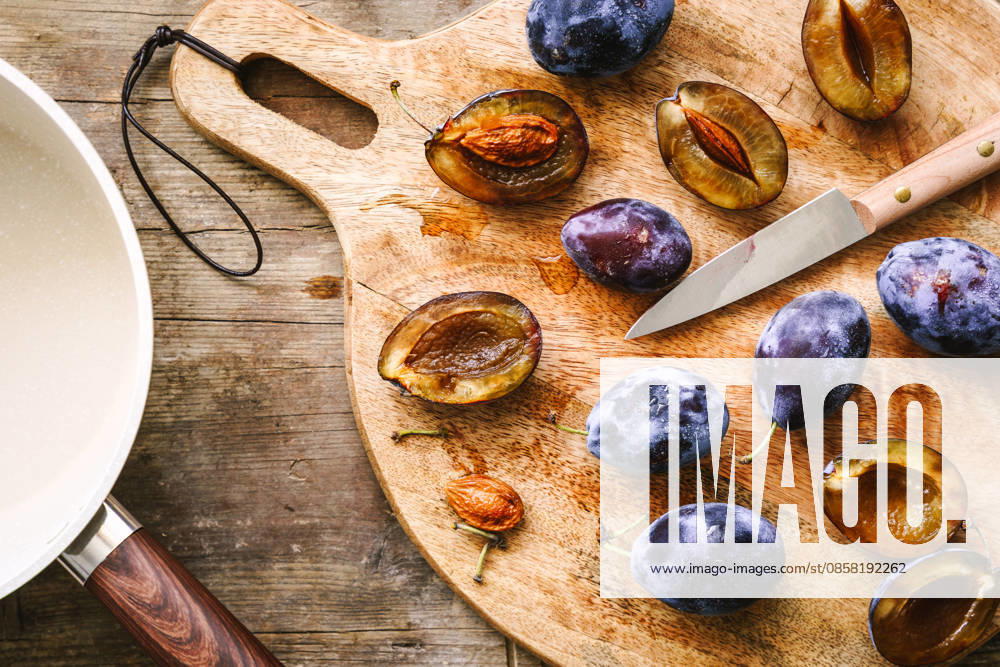 IMAGO Creative, Jahreszeit Sommer, Food, Pflaume zwetschge,pflaume,pflaumen,zwetsche,zwetschen,zwetschgen,zwetschke,zwetschken ** plum,plums 615-g25