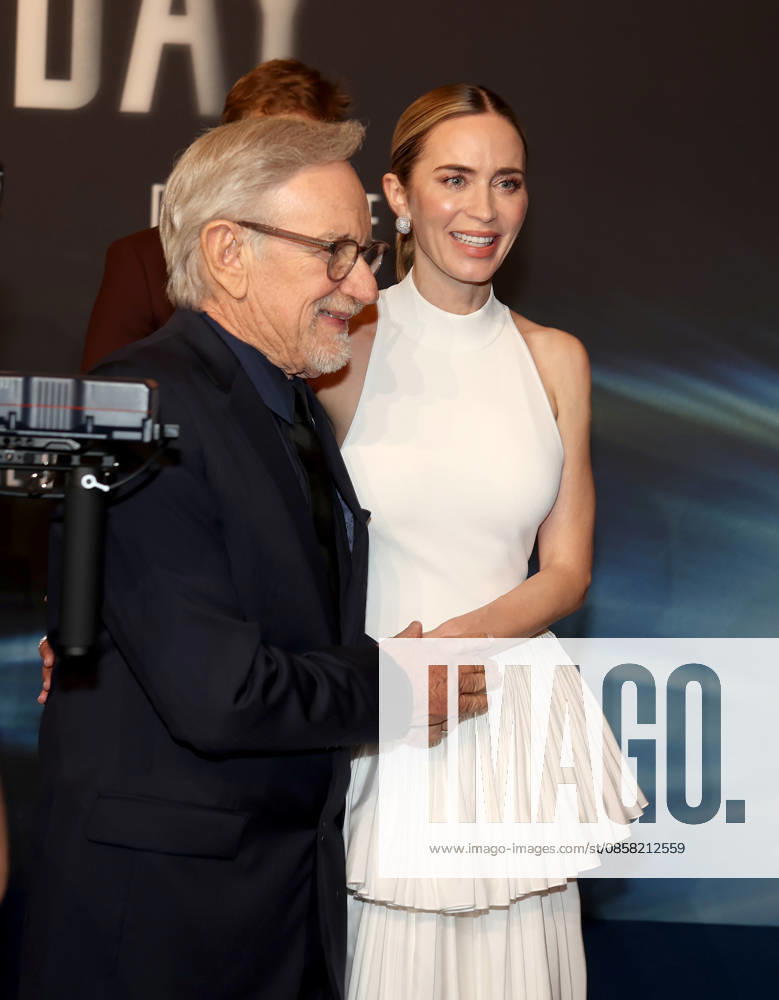 Disclosure Day - Paris Premiere Steven Spielberg and Emily Blunt attend the Disclosure Day Paris Premiere at Le Grand Rex on June 02, 2026 in Paris, France.